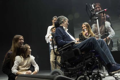 Convocados por Esteban, sus cinco hijos subieron al escenario.