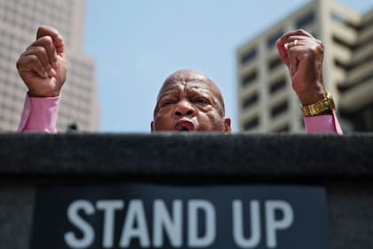 Convocan protestas en todo EEUU contra la represión migratoria de Trump y recortes en salud