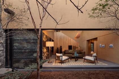 “Convocar al estudio de interiorismo de Karla Vázquez fue uno de los grandes aciertos. Logró acompañar muy bien la arquitectura, aportando escala y calidez, y construyendo un interior coherente, con una clara influencia japonesa que nos encanta”, contaron los arquitectos.