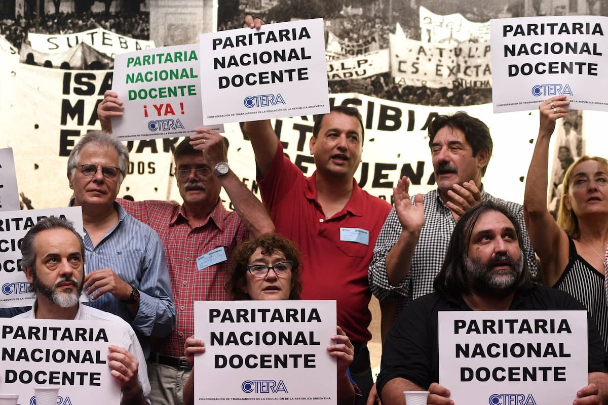 Convocaron a un paro por 48 horas, desde el lunes, en rechazo a la oferta salarial del 15%; la Ctera extendió la medida de fuerza a nivel nacional
