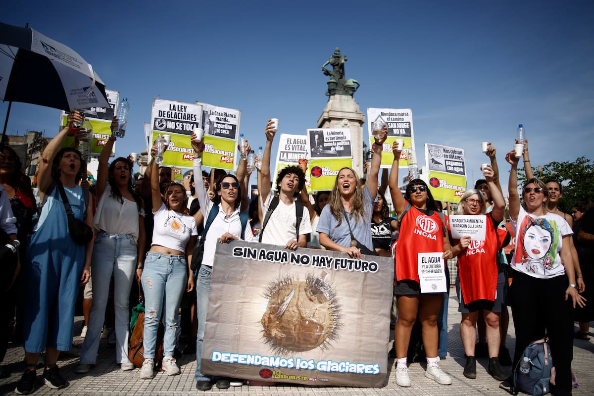 Convocatoria de ambientalistas y otras organizaciones contra la reforma en la ley de glaciares
.