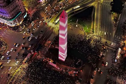 Convocatoria masiva ante el obelisco intervenido con obras de Julio Le Parc, durante la Noche de los Museos, en 2019