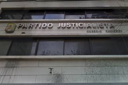 Convocó al congreso partidario para llamar a elecciones; su titular, Gioja, aparece como favorito