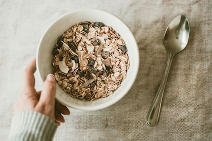Cook desayuna cereal a base de proteínas con bebida de almendras sin azúcar (imagen ilustrativa)