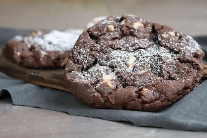 Cookies de chocolate con chispas de chocolate blanco.