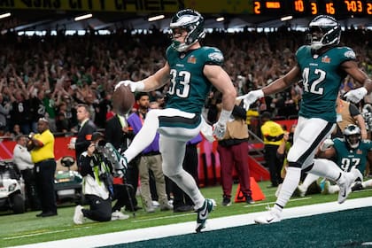 Cooper DeJean (33), de los Eagles de Filadelfia, anota un touchdown después de interceptar un pase a Patrick Mahomes durante la primera mitad del Super Bowl