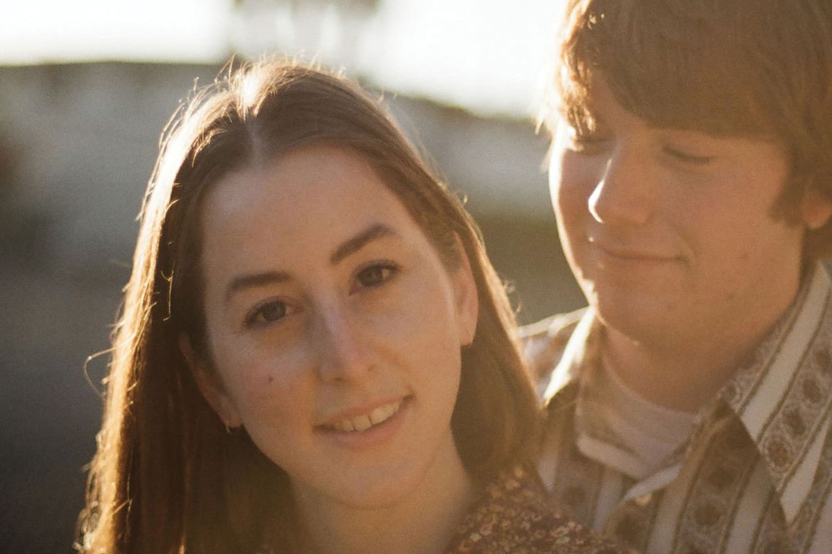 Cooper Hoffman y Alana Haim, la pareja protagónica.