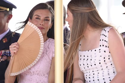 COORDINADO. A la entrega de los Reales Despachos de Empleo en la Academia General del Aire y del Espacio en Santiago de la Ribera, en julio de 2026, tanto
Letizia como su hija, la infanta
Sofía, llevaron sendos diseños en madera clara y tela blanca que tenían grabado el emblema
de la Guardia Real