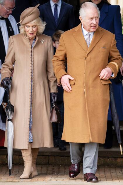 Coordinados en color camel, los reyes Carlos y Camilla encabezaron la ceremonia de Navidad en la iglesia de Sandringham.