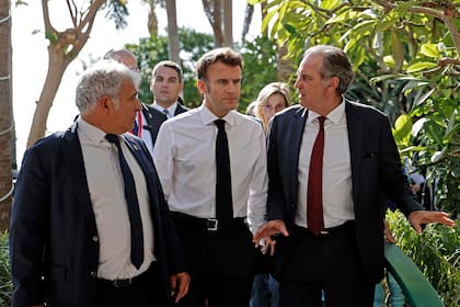 El presidente de Francia, Emmanuel Macron (centro), habla con Christophe Madrolle (izquierda) y Renaud Muselier (derecha), al margen de la cumbre climática COP27