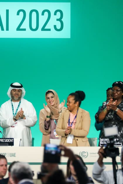Delegados aplauden después de un discurso de Sultan Ahmed Al Jaber, presidente de la Conferencia Climática COP28, durante una sesión plenaria en el día 13 de la cumbre el 13 de diciembre de 2023 en Dubái,