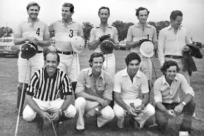 Copa de las Américas 1980, en Texas: Goti, como referí. Con Alfredo y Juan Carlos Harriott, Horacio y Alberto Heguy, Gonzalo Tanoira, Héctor Merlos y Alvaro Pieres