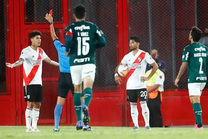 Jorge Carrascal recibe una tarjeta roja por el árbitro Luis González, en River-Palmeiras.