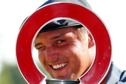 Copa y festejo para Bryson DeChambeau en Detroit