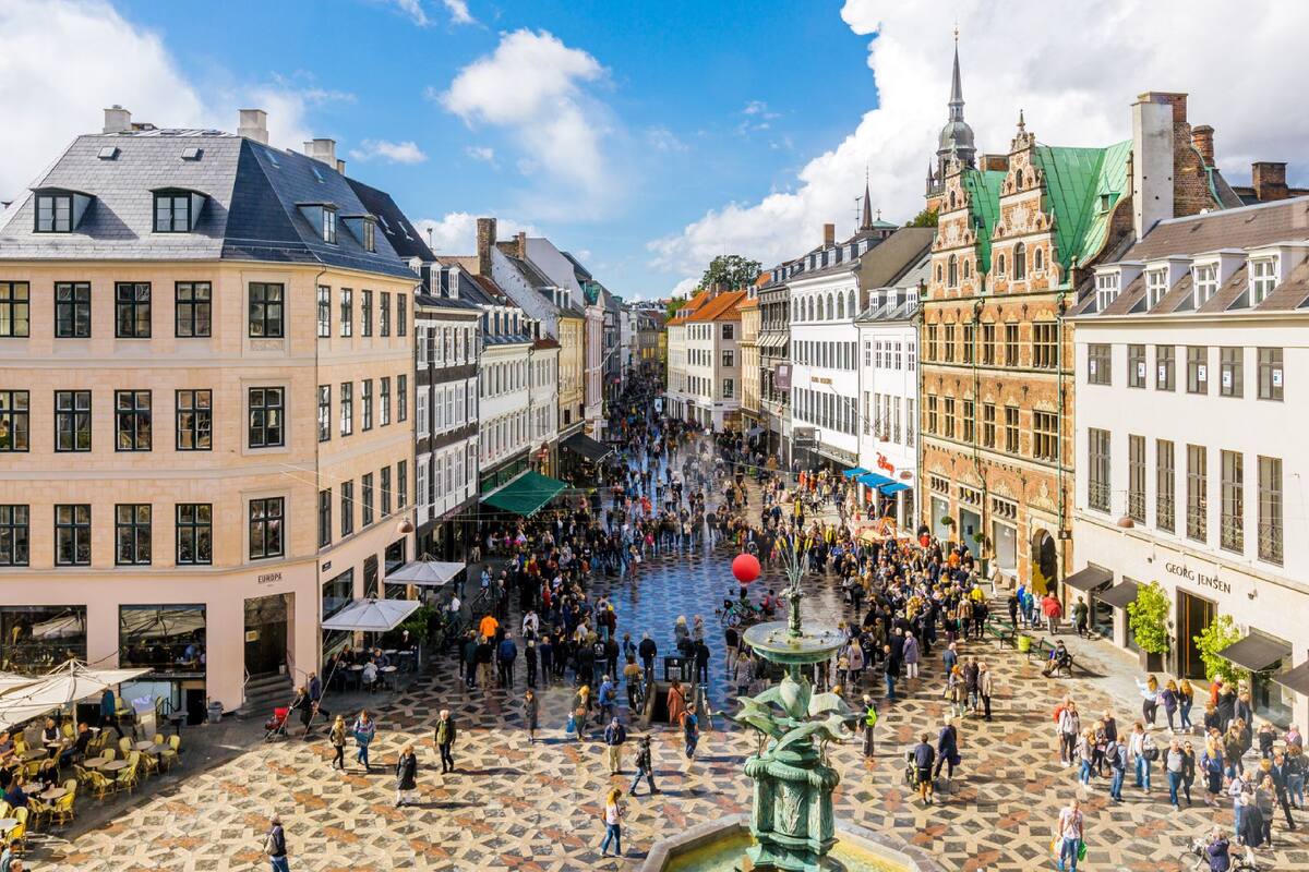 Copenhague es un centro de negocios y ciencia, no solo para Dinamarca, también en la Región del Oresund y Escandinavia; a su vez, se destaca por su participación en el sector de la biotecnología. Se halla entre las ciudades más ricas del mundo, con sueldos altos y un elevado costo de vida.