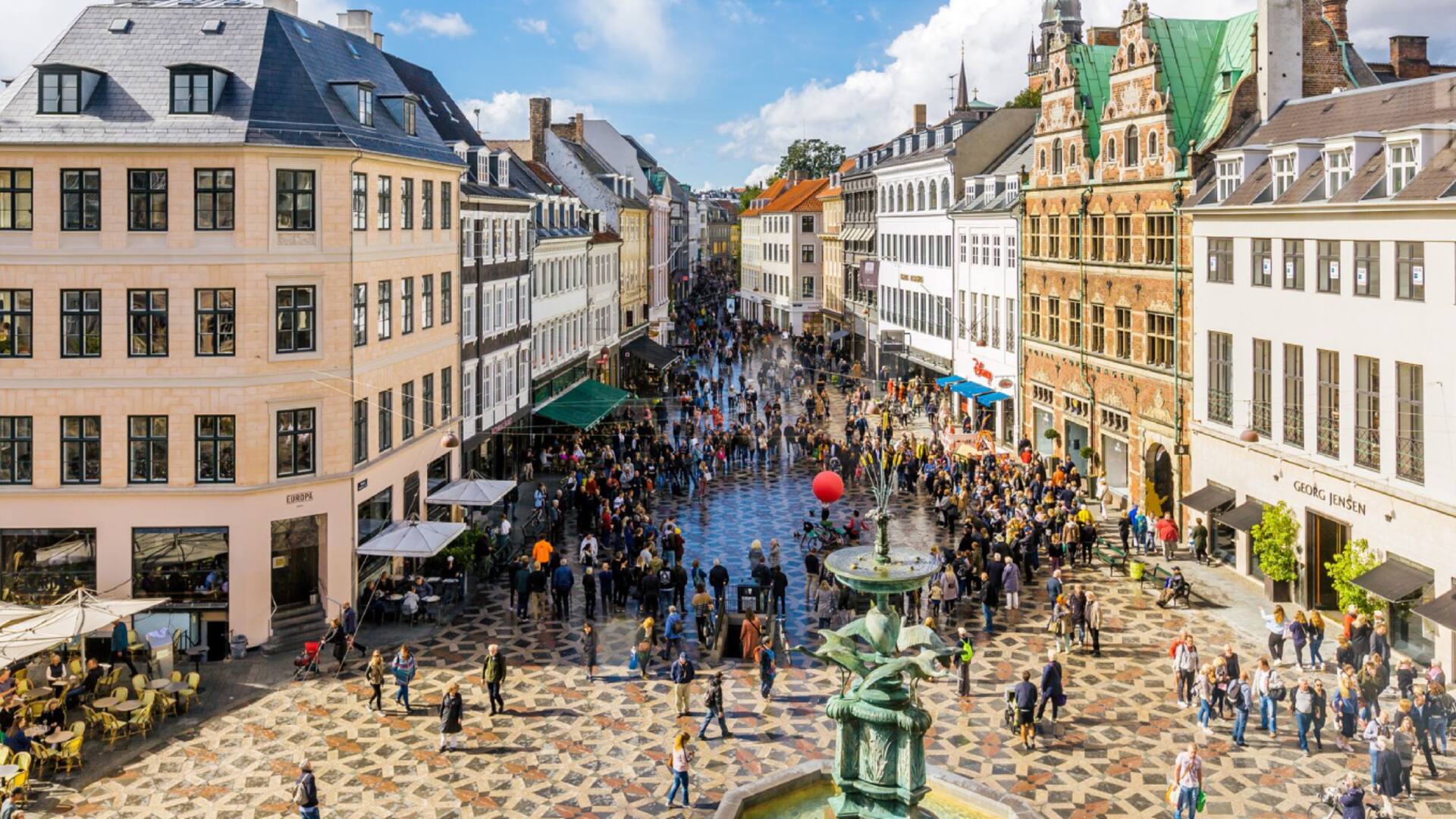 Copenhague es un centro de negocios y ciencia, no solo para Dinamarca, también en la Región del Oresund y Escandinavia; a su vez, se destaca por su participación en el sector de la biotecnología. Se halla entre las ciudades más ricas del mundo, con sueldos altos y un elevado costo de vida.