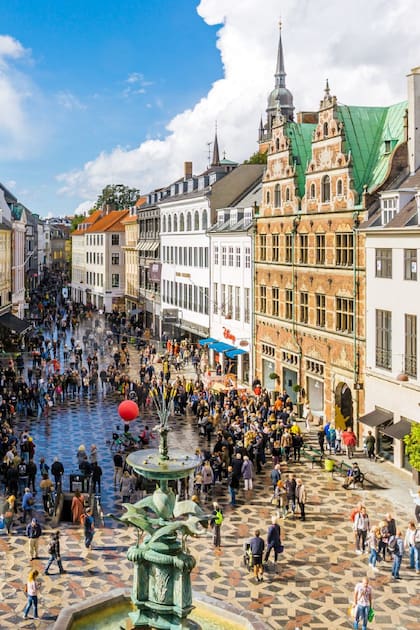 Copenhague es un centro de negocios y ciencia, no solo para Dinamarca, también en la Región del Oresund y Escandinavia; a su vez, se destaca por su participación en el sector de la biotecnología. Se halla entre las ciudades más ricas del mundo, con sueldos altos y un elevado costo de vida.