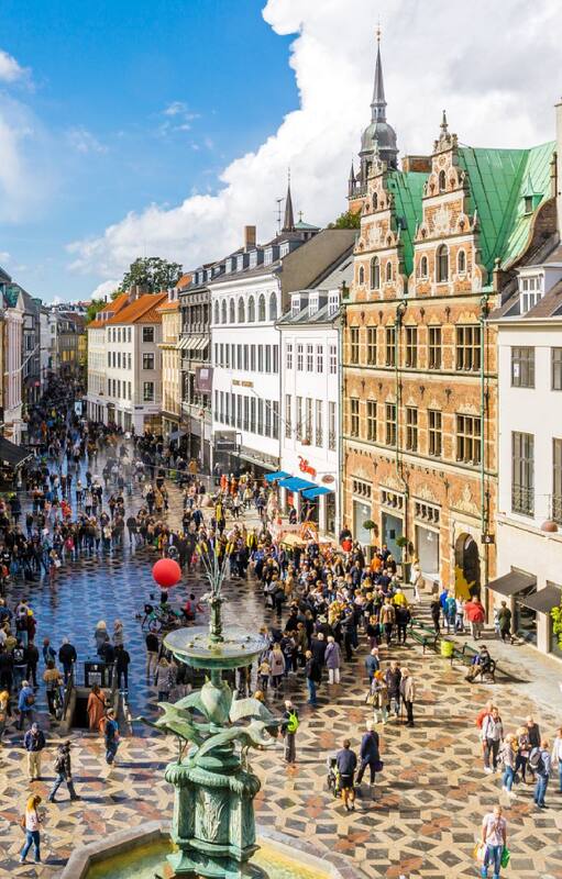 Copenhague es un centro de negocios y ciencia, no solo para Dinamarca, también en la Región del Oresund y Escandinavia; a su vez, se destaca por su participación en el sector de la biotecnología. Se halla entre las ciudades más ricas del mundo, con sueldos altos y un elevado costo de vida.