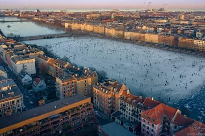 Copenhague, la capital de Dinamarca, se ubica en las islas litorales de Selandia y Amager. Se conecta con Malmo en el sur de Suecia a través del puente Öresund.