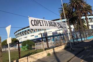 El estadio apareció con pasacalles con insultos para los jugadores: qué dijo el club y quiénes son los demorados por el hecho