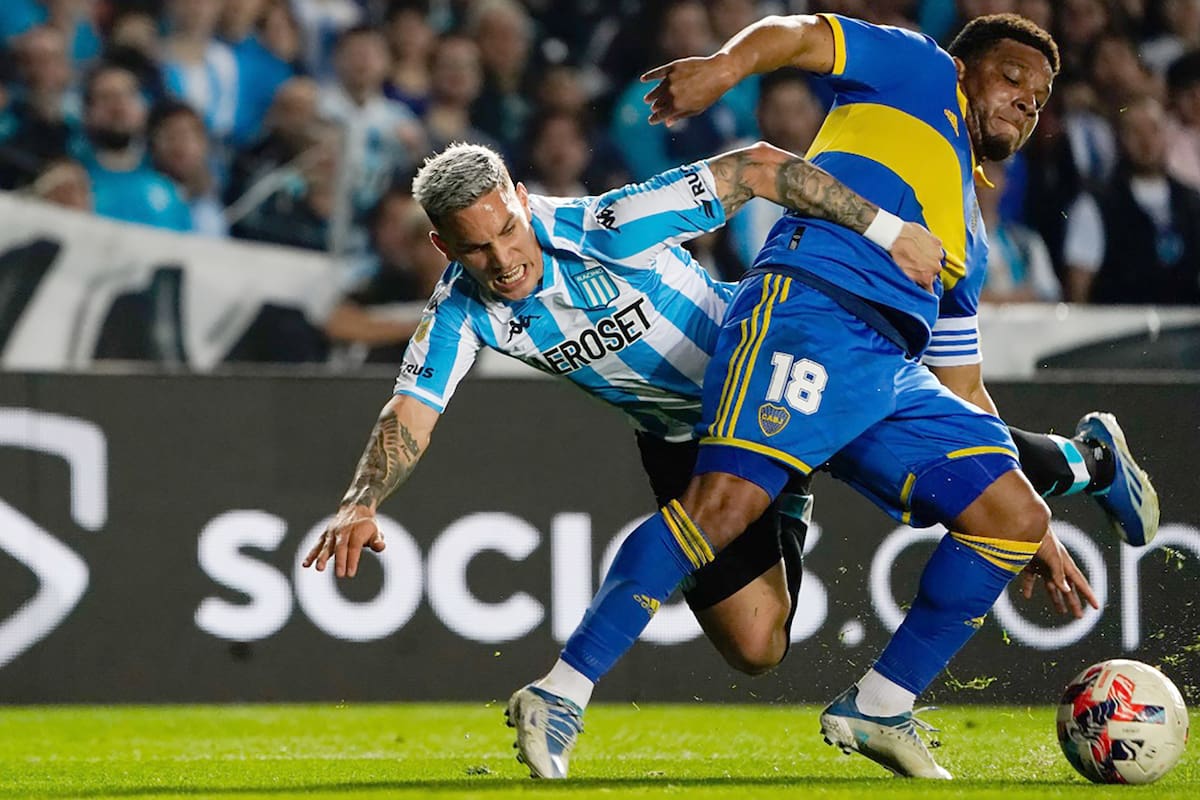 Copetti y Fabra pelean por la pelota. Racing y Boca, por el campeonato