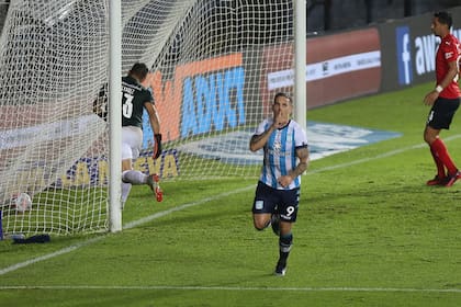 Copetti ya anotó el gol: Racing le ganó a Independiente con un final polémico.