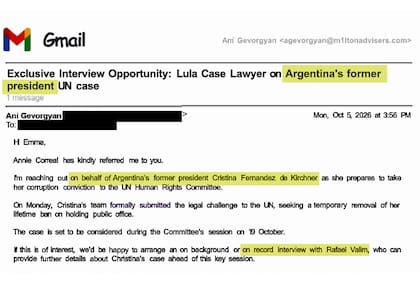 Copia del correo electrónico que la agencia encargada de hacer la comunicación internacional sobre el reclamo de Cristina Kirchner le envió a The New York Times.