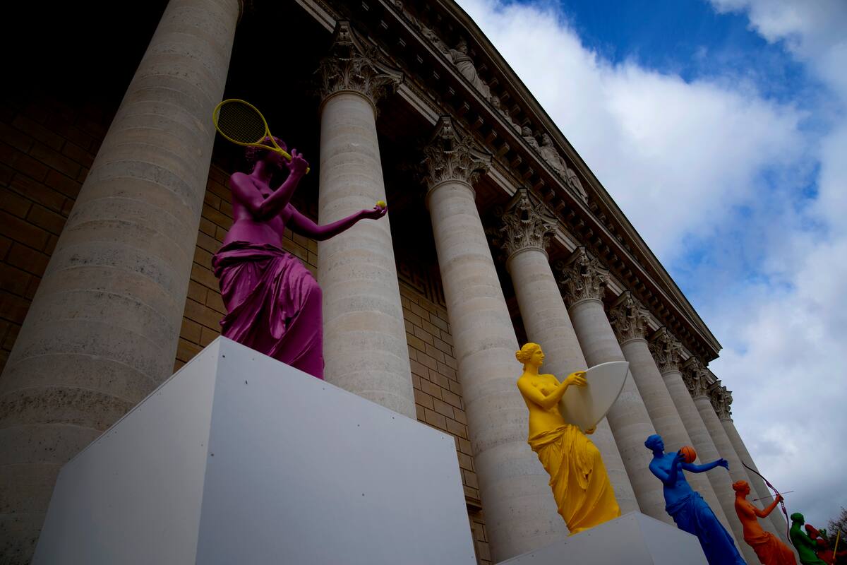 Copias de estatuas griegas, incluyendo la Venus del Milo fueron instaladas en los escalones de la Asamblea Nacional de Francia el lunes 15 de abril del 2024. (AP Foto/Christophe Ena)