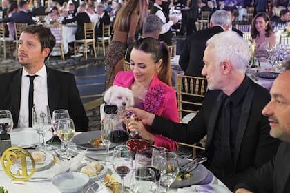 Copito, el perro de Vero Lozano, dijo presente en la ceremonia y disfrutó del show desde una de las mesas y Andy Kusnetzoff le dio agua de una copa.