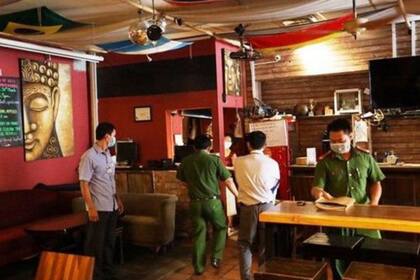 La policía revisó minuciosamente el bar antes de volver a abrirlo.