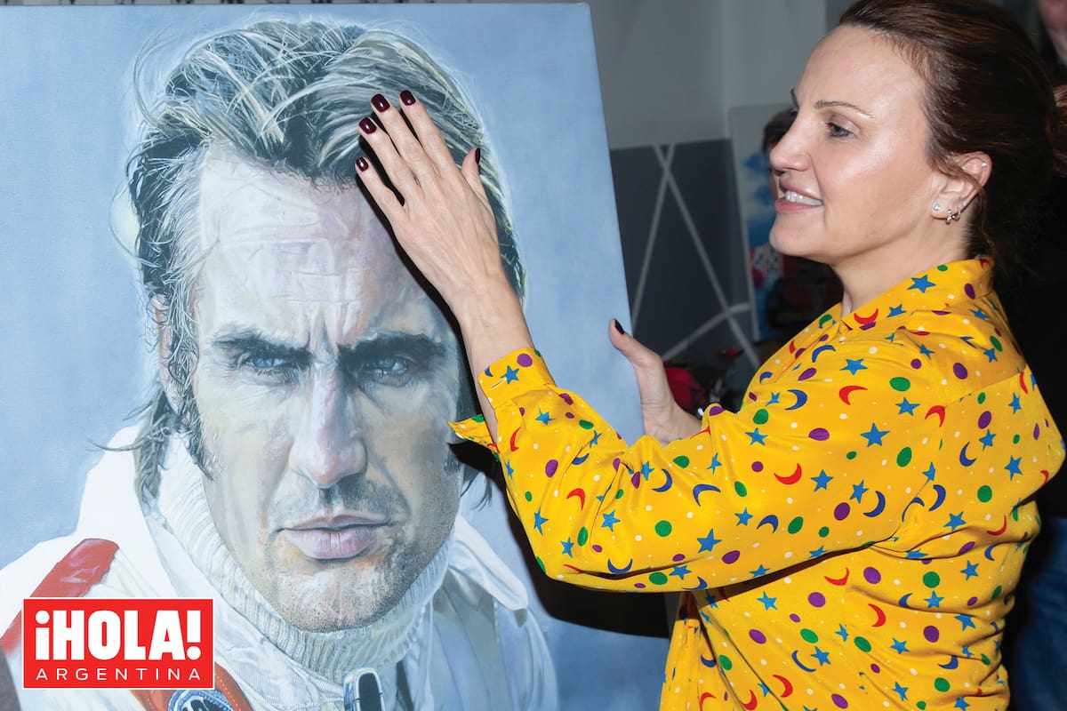 Cora, el jueves pasado, con una obra que el artista de Fuel-Art Diego Nicoletti realizó en acrílico sobre tela.