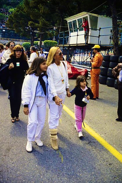 Cora, Mimicha y Mariana en el Gran Premio de Mónaco de 1980. Esa fue la primera vez que las chicas vieron a su padre en una carrera.