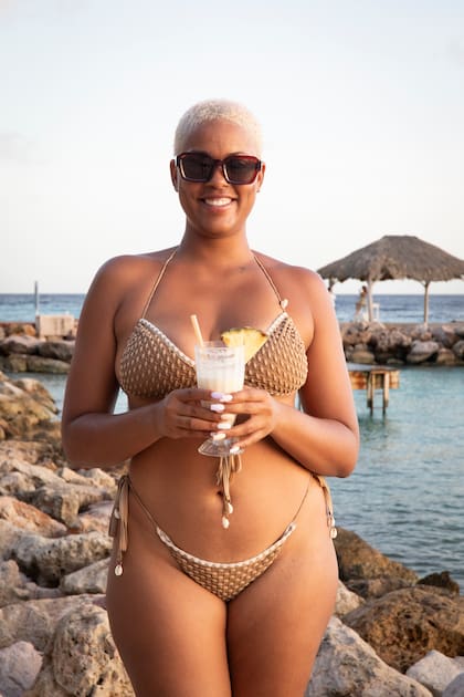 Piña colada en las rocosa costa de Playa Karakter