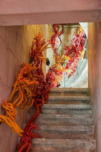 Corales de libertad, en el corazón de la Plaza de la Bastilla. El Centre des Monuments Nationaux abrió para el público la Columna de Julio, cuyos escalones de la torre fueron copados por corales textiles por el artista Aude Franjou