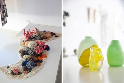 'Corales', obra textil de Verónica Perez Valdiño, reinventa un territorio marino compuesto por materiales encontrados en mercerías. La transformación y el reciclaje se ve en éste y todos sus trabajos. Jarrones de vidrio borosilicato de Luz Arias.