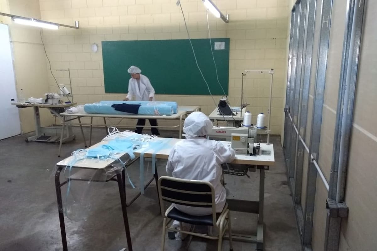 Coranavirus: en un mes, presos bonaerenses fabricaron 85.000 barbijos