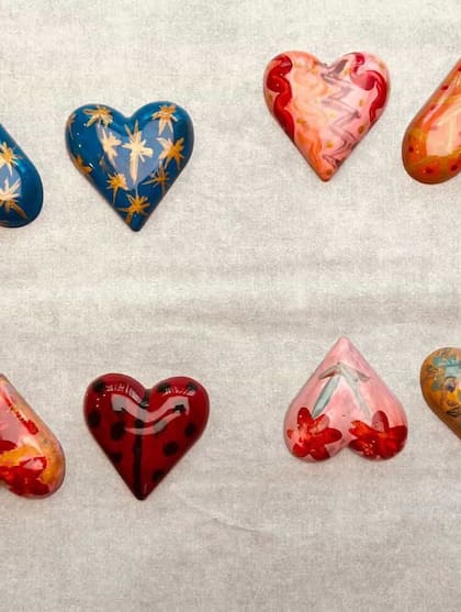 Corazones de chocolate pintados y rellenos de praliné