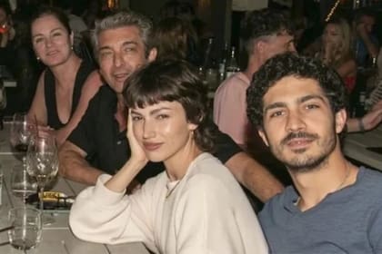 Corberó con la familia Darín. Florencia Bas, la futura abuela, compartió su emoción en las redes