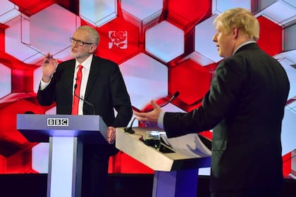 Corbyn y Johnson, durante el debate televisado de ayer