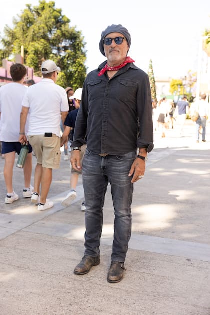 Corcho Rodríguez, con gorra y pañuelo al cuello.