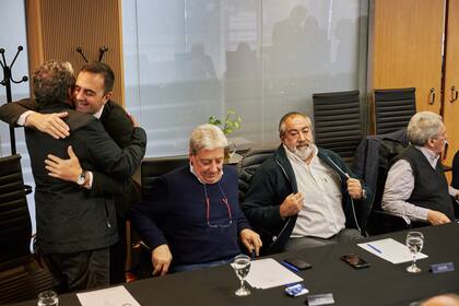 Cordero abraza a Gerardo Martínez, en la reunión con la CGT del martes de la semana pasada; a su izquierda, Furlán, Daer y Acuña