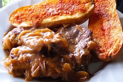 Cordero al disco con papas al pimentón, receta de Lucía Pezzi, experta en cordero, de Tandil.