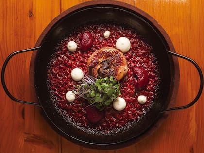 Cordero braseado con arroz valenciano y remolacha de Refinería.