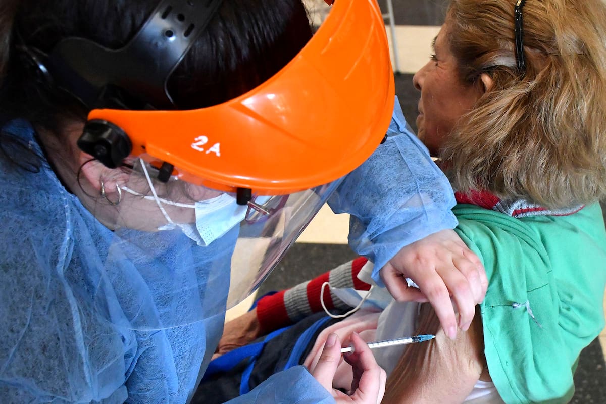 Córdoba adelantó a 120 días la dosis de refuerzo para mayores de 60 años y equipos de salud
