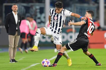 CORDOBA, ARGENTINA - MAY 14: Ramv=n Sosa of Talleres fights for the ball with Ignacio Fernandez of River Plate during a Liga Profesional 2023 match between Talleres and River Plate at Mario Alberto Kempes Stadium on May 14, 2023 in Cordoba, Argentina. (Photo by Hernan Cortez/Getty Images)