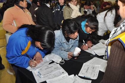 Córdoba, del Anses, comenzó esta mañana a entregar la Libreta de Seguridad Social, para aquellos beneficiarios de la Asignación Universal por Hijo, que no la recibieron en sus domicilios