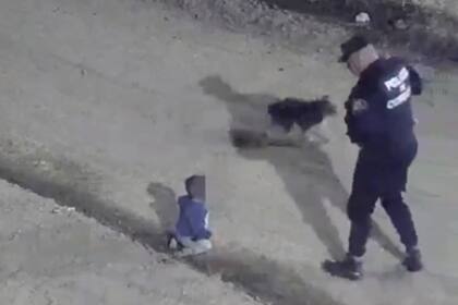Córdoba: en plena madrugada, un bebé de un año salió gateando de su casa hasta que lo encontró la Policía
