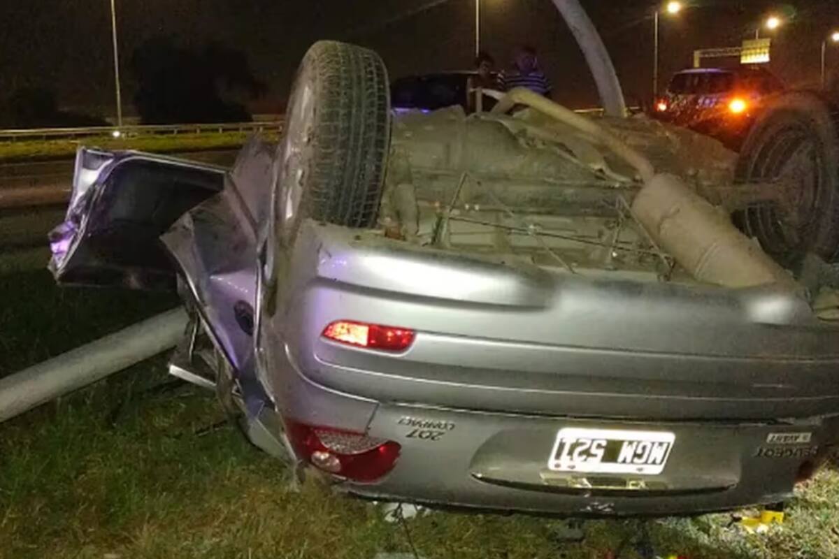 Córdoba: perdió el control del auto, chocó, volcó y murió El hecho sucedió en avenida Circunvalación, a la altura de barrio Las Lilas