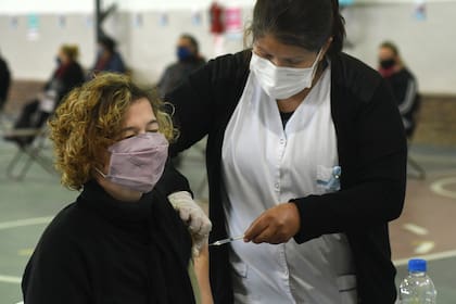 Córdoba recibe el 8,2% de las vacunas que envía la Nación y aspira a conseguir sus propias dosis mediante futuros acuerdos con laboratorios