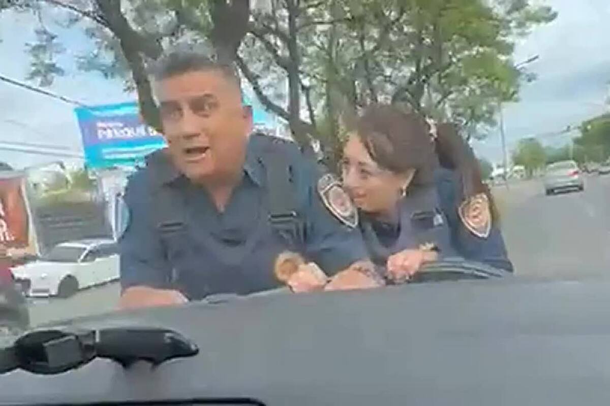 Córdoba: se conoció el video completo de la infracción que hizo el automovilista que luego arrastró a dos policías en el capot de su auto